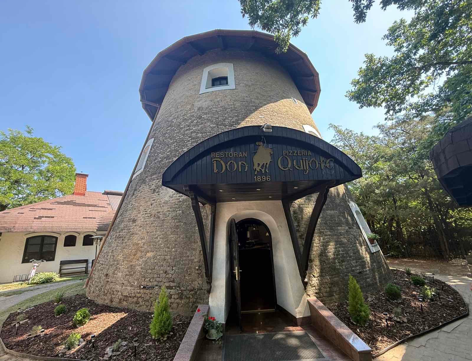 Enterijer restorana Don Quijote u vetrenjači: kameni zidovi i drvene grede