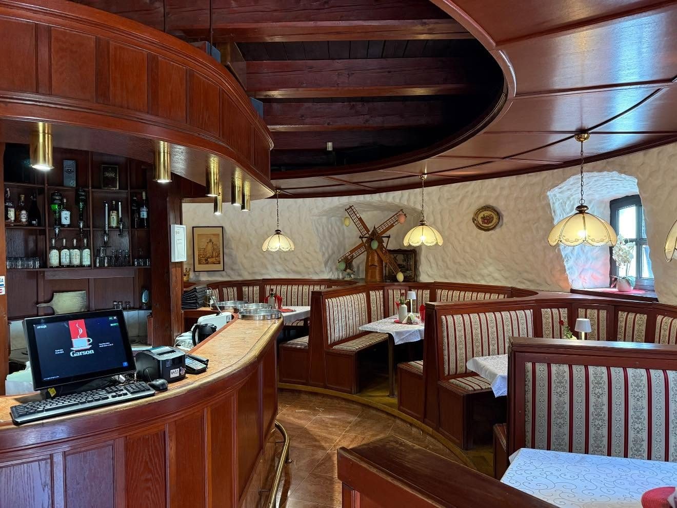 Postavljen sto u enterijeru restorana Don Quijote u Bečeju